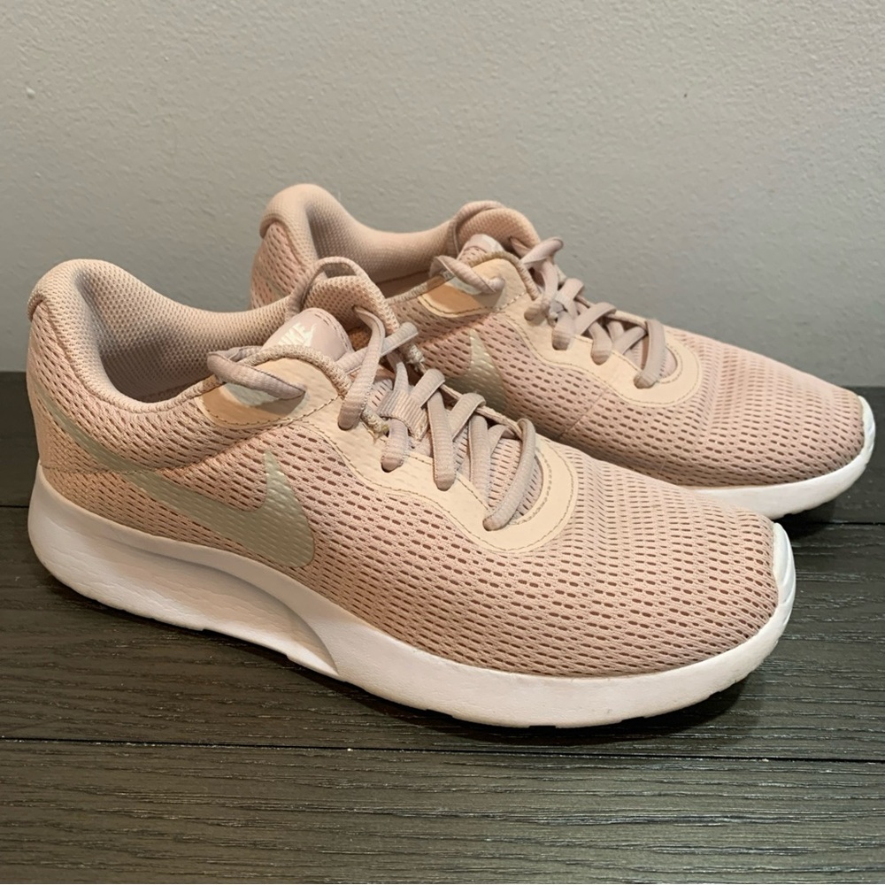 Nike Women's Tanjun 812655-010 pink/peach White Running Shoes - Womens Size 7